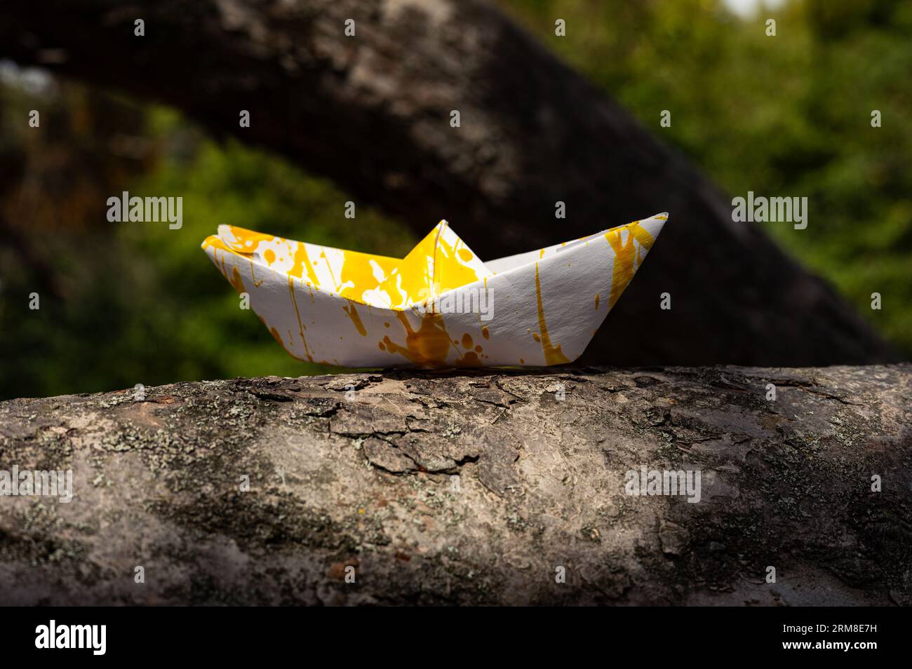 Origami-Papierschafe am Baumstamm. Weiße und gelbe Farben. Handgefertigt Stockfoto