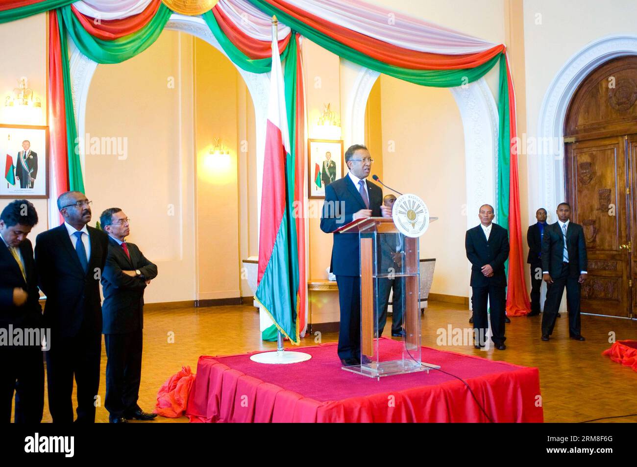 (140411) -- ANTANANARIVO, 11. April 2014 (Xinhua) -- Madagaskars Präsident Hery RAJAONARIMAMPIANINA (C) hält Rede auf der Pressekonferenz, um die Ernennung des lang wartenden Ministerpräsidenten in Antananarivo, der Hauptstadt Madagaskars, am 11. April 2014 bekannt zu geben. Kolo Roger wurde zum neuen Premierminister Madagaskars ernannt, wie der Generalsekretär der Präsidentschaft am Freitag mitteilte. (Xinhua/He XIANFENG) MADAGASKAR-ANTANANARIVO-NEUER PREMIERMINISTER-APPIONTMENT PUBLICATIONxNOTxINxCHN Antananarivo 11. April 2014 XINHUA MADAGASKAR S-Präsident Hery C hält AUF der Pressekonferenz eine Rede, um die Ernennung anzukündigen Stockfoto