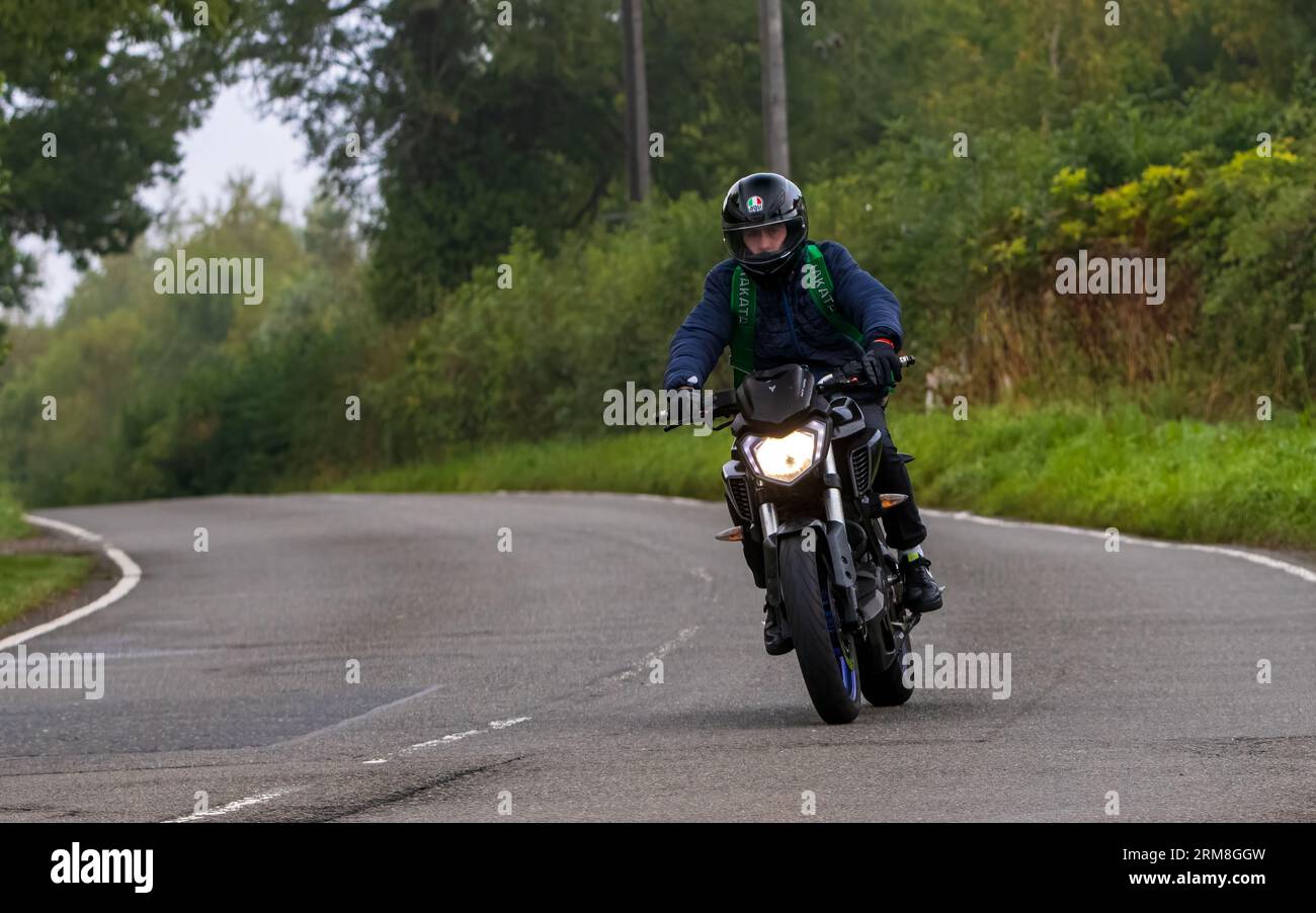 Whittlebury, Northants, UK - 26. August 2023: Yamaha MT-125 Motorrad auf einer englischen Landstraße Stockfoto