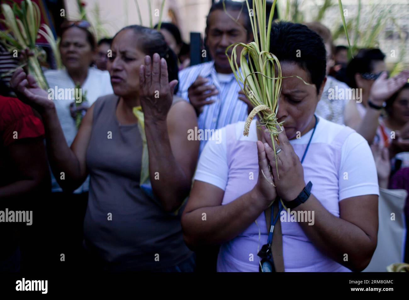 Am 13. April 2014 findet in Tegucigalpa, der Hauptstadt von Honduras, eine Palmensonntagsfeier in der Kathedrale von San Miguel Arcangel statt. Der Palmsonntag ist der Beginn der Karwoche im römisch-katholischen Kalender. (Xinhua/Rafael Ochoa) (vf) (ah) HONDURAS-TEGUCIGALPA-SOCIETY-HOLY WEEK PUBLICATIONxNOTxINxCHN Prominente besuchen San Miguel Arcangel S Cathedral für Palmsonntagsfeiern in Tegucigalpa Hauptstadt von Honduras AM 13. April 2014 der Palmsonntag markiert den BEGINN der Karwoche im Roman Catholic Calendar XINHUA Rafael OCHOA VNOF AH Honduras Tegucigalpa Society Stockfoto