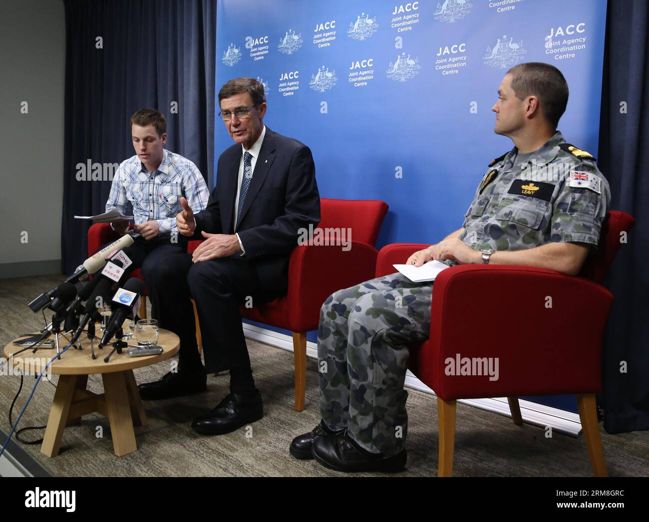 Angus Houston (C), Leiter des Joint Agency Coordination Center (JACC), spricht auf einer Pressekonferenz in Perth, Australien, am 14. April 2014. Sucher werden innerhalb von Stunden ein Unterwasserfahrzeug einsetzen, um den Meeresboden zu durchkämmen, nachdem die Jagd auf den vermissten malaysischen Flug MH370 in den 38. Tag gezogen wurde, sagte der Such-Chef Montag. (Xinhua/Xu Yanyan)(zcc) AUSTRALIA-PERTH-MH370-SEARCH-PRESS CONFERENCE PUBLICATIONxNOTxINxCHN Angus Houston C Leiter des Joint Agency Coordination Center spricht AUF einer Pressekonferenz in Perth Australien 14. April 2014 Suchende werden Fahrzeuge innerhalb von Stunden UNTERWASSER FAHREN, um Co Stockfoto