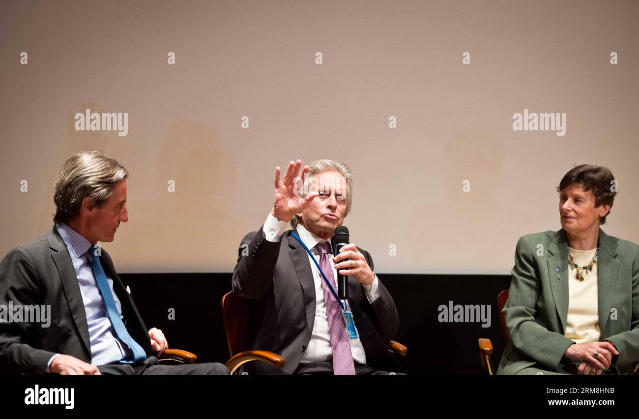 (140415) -- NEW YORK, 15. April 2014 (Xinhua) -- Friedensbotschafter der Vereinten Nationen, Michael Douglas (C), spricht als Angela Kane (R), hohe Vertreterin für Abrüstungsfragen, und Peter Launsky-Tieffenthal, Untergeneralsekretär für Kommunikation und Öffentlichkeitsarbeit, während der Veröffentlichung eines Buches mit dem Titel "Action for Disarmament: 10 Dinge, Die Sie Tun Können! Am 15. April 2014 im UN-Hauptquartier in New York. (Xinhua/Niu Xiaolei) UN-NEW YORK-DISARMAMENT-BOOK LAUNCH-MICHAEL DOUGLAS PUBLICATIONxNOTxINxCHN New York 15. April 2014 XINHUA Friedensbotschafter der Vereinten Nationen Michael Douglas C. Stockfoto