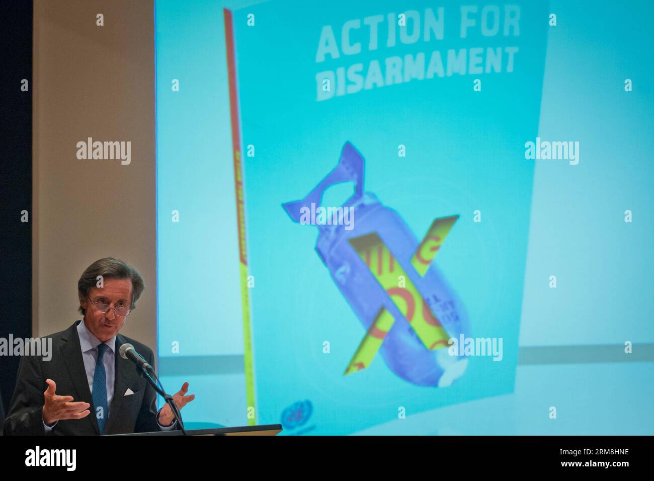 (140415) -- NEW YORK, 15. April 2014 (Xinhua) -- Peter Launsky-Tieffenthal, Untergeneralsekretär der Vereinten Nationen für Kommunikation und Öffentlichkeitsarbeit, spricht während der Veröffentlichung des Buches Action for Disarmament: 10 Things You Can Do! Am 15. April 2014 im UN-Hauptquartier in New York. (Xinhua/Niu Xiaolei) UN-NEW YORK-DISARMAMENT-BOOK LAUNCH-MICHAEL DOUGLAS PUBLICATIONxNOTxINxCHN NEW York 15. April 2014 XINHUA Peter UN-Generalsekretär für Kommunikation und Öffentlichkeitsarbeit spricht während der Launch of A Book mit dem Titel Action for Disarmament 10 Things Y Stockfoto