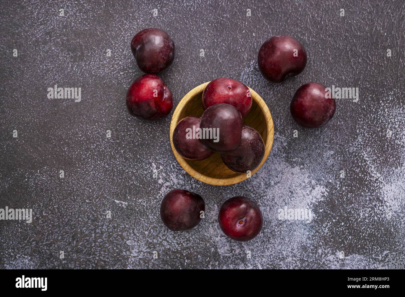 Die schwarze Pflaume ist eine der in Asien heimischen Sorten der Prunus-Art. Es handelt sich um eine runde Drohne mit dunkler Haut, zwischen Violett und Schwarz mit Bluis Stockfoto