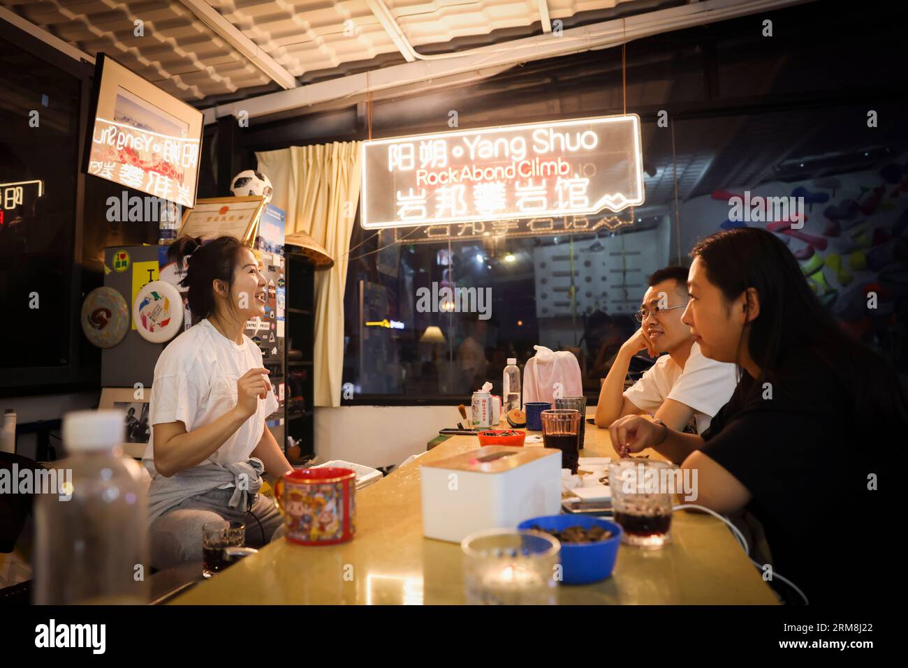 (230827) -- GUILIN, 27. August 2023 (Xinhua) -- Xiao Ting (L) chattet mit den Eltern der Schüler in ihrer Kletterhalle im Yangshuo County, Stadt Guilin, südchinesische Autonome Region Guangxi Zhuang, am 13. Mai 2023. Yangshuo in der südchinesischen autonomen Region Guangxi Zhuang ist das beliebteste Kletterziel in China, berühmt für seine dramatische Karstgebirgslandschaft und Outdoor-Erholung. Liu Yongbang und Xiao Ting sind ein Paar, besser bekannt als Abond und Ting. Sie sind die Elite-Kletterer, die die Kinder hier coachen. Seit mehr als 15 Jahren ist das Paar Alwa Stockfoto