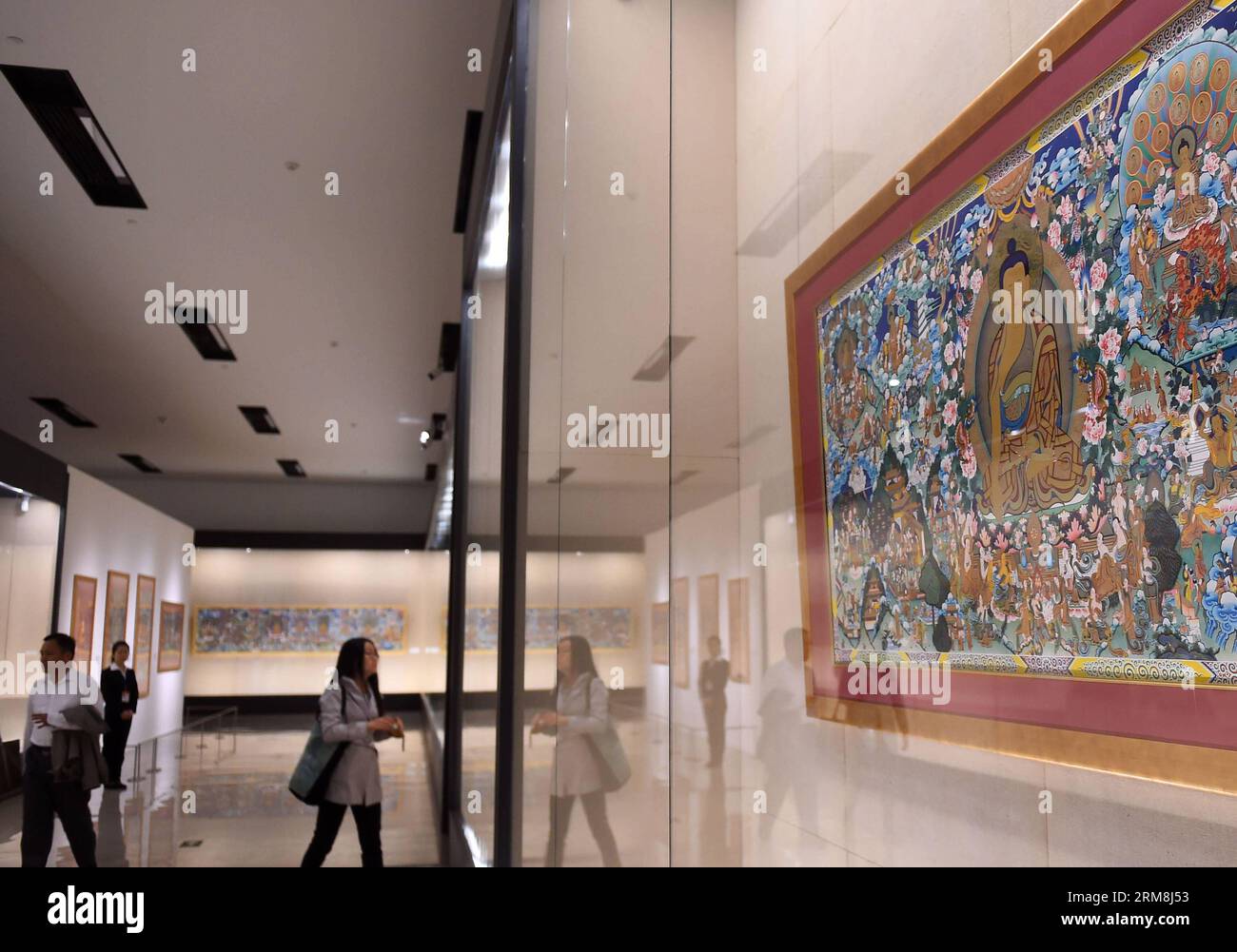 (140416) -- PEKING, 16. April 2014 (Xinhua) -- Menschen besuchen Niangbens Thangka-Kunstausstellung in Peking, Hauptstadt Chinas, 16. April 2014. Die Ausstellung von 65 Thangkas, geschaffen von Niangben, einem Meister der chinesischen Kunst und Kunsthandwerk und repräsentativem Erbe des nationalen immateriellen Kulturerbes, begann am Mittwoch im National Museum of China. (Xinhua/Jin Liangkuai)(wjq) CHINA-BEIJING-THANGKA KUNSTAUSSTELLUNG (CN) PUBLICATIONxNOTxINxCHN Peking 16. April 2014 XINHUA Prominente besuchen S Thangka Kunstausstellung in Peking Hauptstadt von China 16. April 2014 die Ausstellung von 65 Thangkas erstellt von A Stockfoto