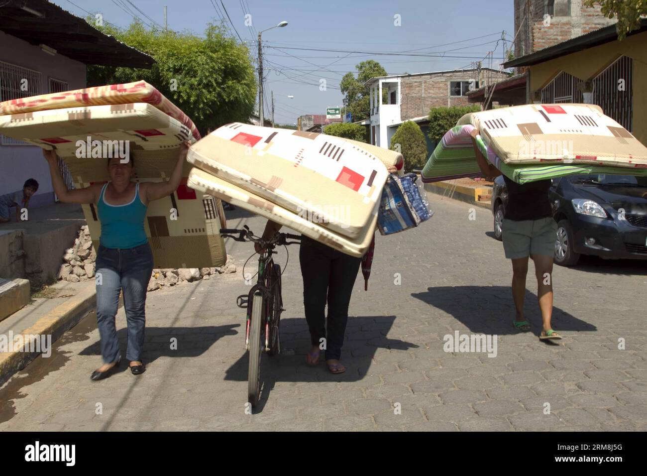 NAGAROTE, 15. April 2014 -- Menschen, die von Erdbeben betroffen sind, tragen am 15. April 2014 Matratzen, die ihnen in der Stadt Nagarote im Departement Leon, Nicaragua, gegeben wurden. Die nicaraguanische Regierung begann am Montag mit der Reparatur oder Verbesserung der 2.354 Häuser, die von den starken Erdbeben der letzten Woche betroffen waren. (Xinhua/John Bustos)(ctt) NICARAGUA-NAGAROTE-UMWELT-ERDBEBEN PUBLICATIONxNOTxINxCHN NAGAROTE 15. April 2014 Berühmtheiten, die von Erdbeben betroffen sind, tragen Matratzen, die IHNEN in der NAGAROTE Stadt Leon Department Nicaragua AM 15. April 2014 gegeben wurden Stockfoto