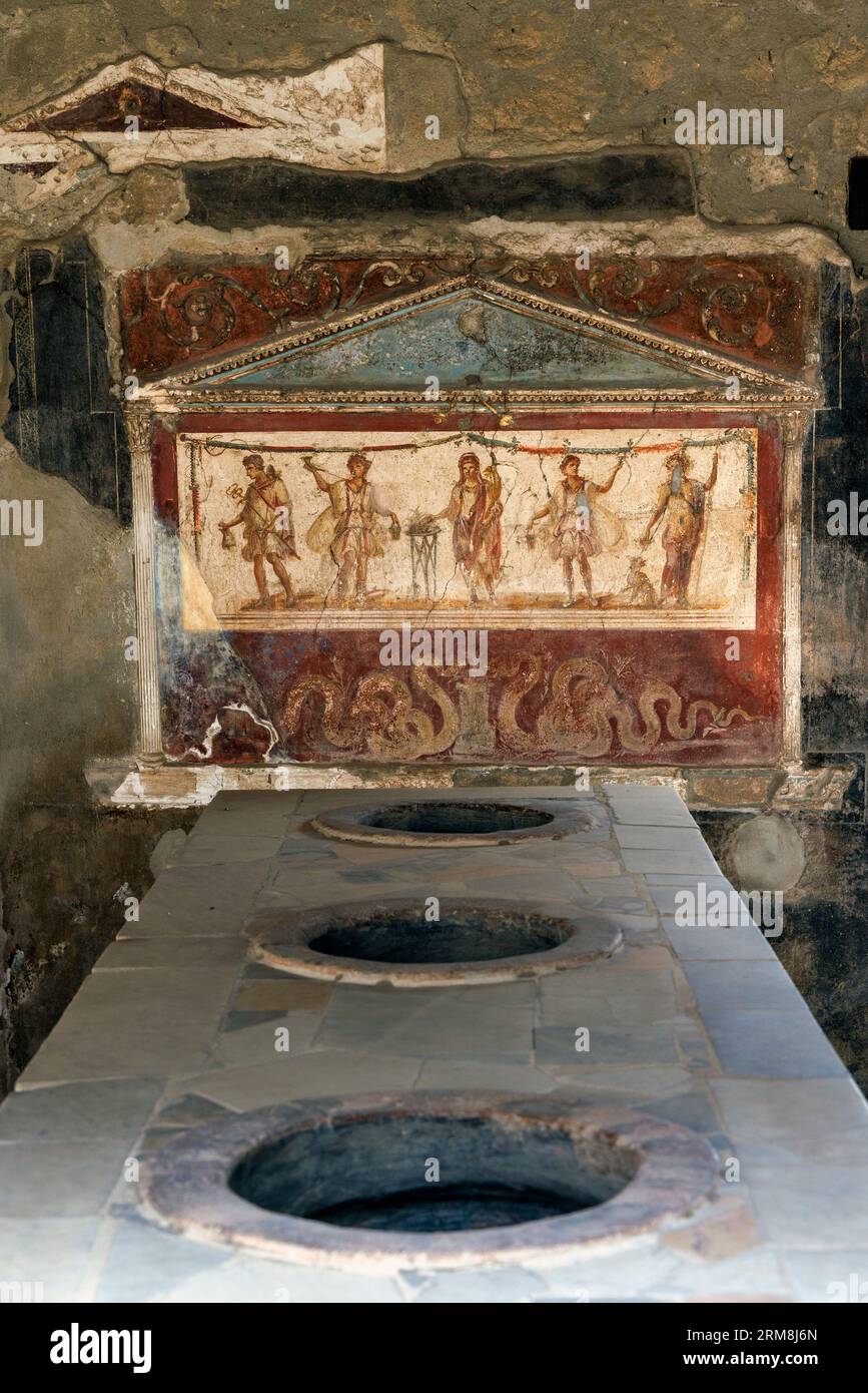 Archäologische Stätte Pompeji, Kampanien, Italien. Haus und Thermopolium von Vetutius Placidus. Ein Thermopolium war ein Ort, an dem fertige warme Speisen verkauft wurden Stockfoto