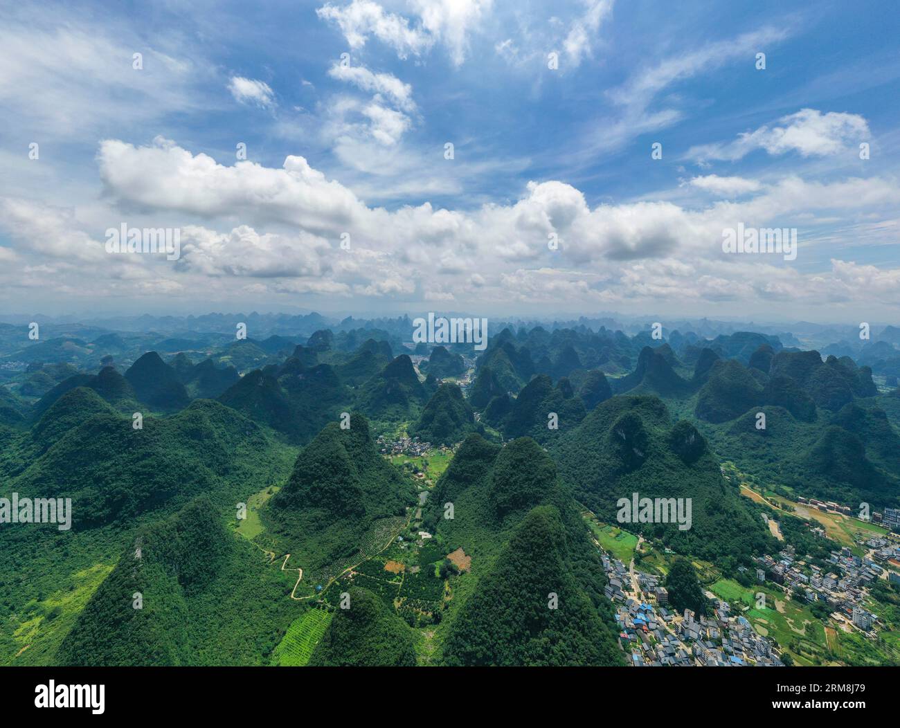 (230827) -- GUILIN, 27. August 2023 (Xinhua) -- Luftaufnahme, aufgenommen am 4. Juli 2020, zeigt die Landschaft des Yangshuo County, Stadt Guilin, südchinesische autonome Region Guangxi Zhuang. Yangshuo in der südchinesischen autonomen Region Guangxi Zhuang ist das beliebteste Kletterziel in China, berühmt für seine dramatische Karstgebirgslandschaft und Outdoor-Erholung. Liu Yongbang und Xiao Ting sind ein Paar, besser bekannt als Abond und Ting. Sie sind die Elite-Kletterer, die die Kinder hier coachen. Seit mehr als 15 Jahren engagiert sich das Paar in diesem Sport und engagiert sich stets für die Förderung der DE Stockfoto