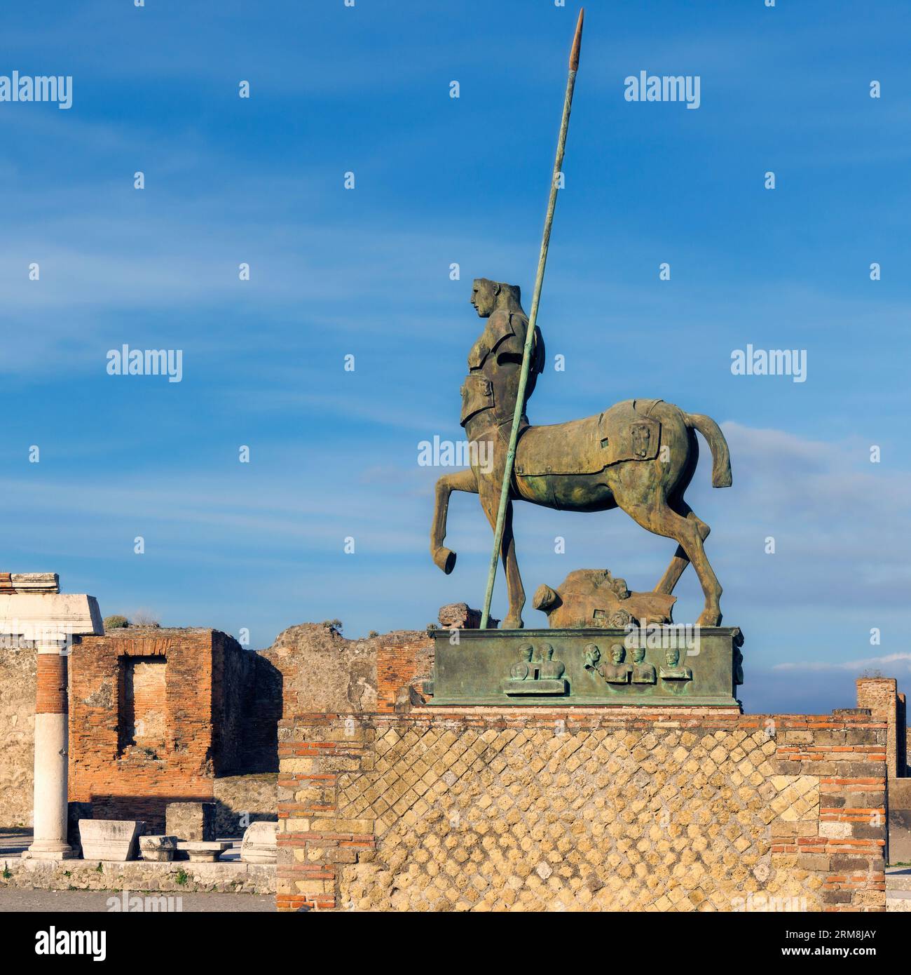 Archäologische Stätte Pompeji, Kampanien, Italien. Centaur, 1994 Bronze des polnischen Bildhauers Igor Mitoraj, 1944–2014. Sie steht im Forum. Pompeji, Stockfoto
