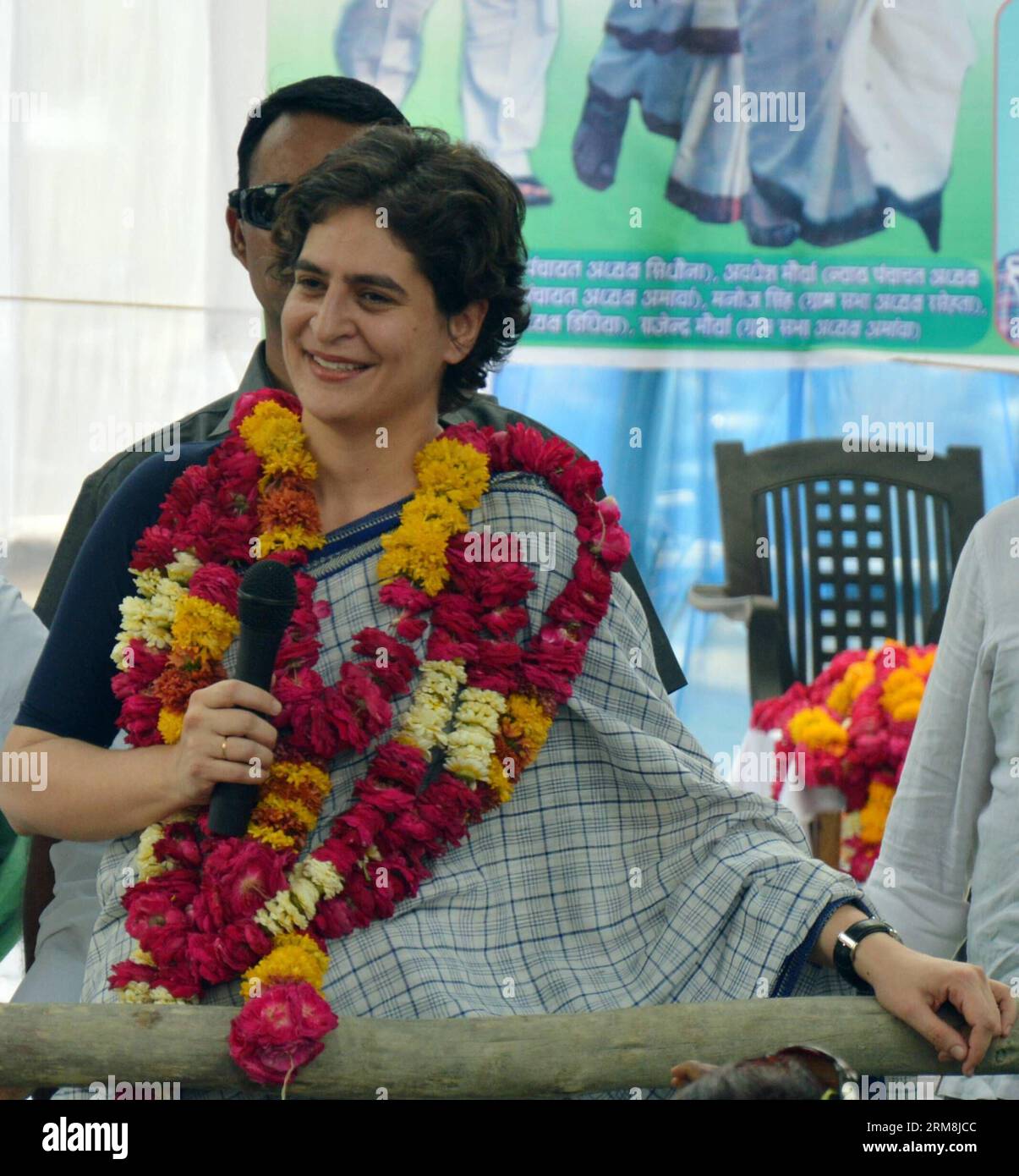 (140417) -- RAE BARELI, 16. April 2014 (Xinhua) -- die Tochter der indischen Kongresspartei Sonia Gandhi Priyanka Gandhi Vadra spricht während einer Wahlkampagne in Rae Bareli, Indien, 16. April 2014. (Xinhua/Stringer) INDIA-RAE BARELI-PRIYANKA GANDHI VADRA-WAHLKAMPAGNE PUBLICATIONxNOTxINxCHN Rae Bareli 16. April 2014 XINHUA Indian Congress Party Chief Sonia Gandhi S Tochter Priyanka Gandhi spricht während der WAHLKAMPAGNE in Rae Bareli Indien 16. April 2014 XINHUA Stringer BARELI BARELI-PrixHI-BARELI Stockfoto