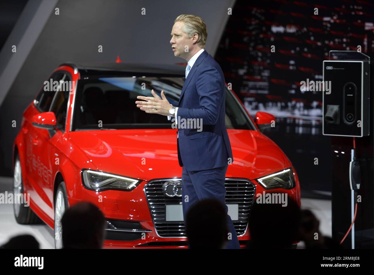 (140416) -- NEW YORK, 16. April 2014 (Xinhua) -- Scott Keogh, Präsident von Audi of America, stellt den neuen Audi A3 Sportback TDI am Pressetag der New York International Auto Show 2014 in New York, USA, am 16. April 2014 vor. Die New York International Auto Show 2014 ist vom 18. Bis 27. April für die Öffentlichkeit geöffnet. (Xinhua/Wang Lei) US-NEW YORK-INTERNATIONAL AUTO SHOW-PRESS DAY-AUDI PUBLICATIONxNOTxINxCHN New York 16. April 2014 XINHUA Scott KEOGH Präsident von Audi of America stellt den neuen Audi Audi A3 Sportback TDI während des Pressetages des New York International Car 2014 vor Stockfoto
