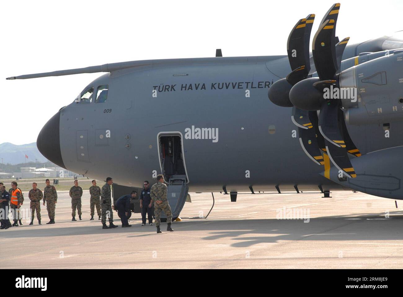 (140416) -- ISTANBUL, 16. April 2014 (Xinhua) -- ein A400M-Transportflugzeug landet am 16. April 2014 auf der Erkilte Air Force Transport Base in Kayseri, Türkei. A400M-Transportflugzeuge landeten am Mittwoch auf der Kayseri Air Force Transport Base, als sie Mitglieder der türkischen Luftwaffe waren. Das in Spanien hergestellte Transportflugzeug A400M sollte in sechs Länder, einschließlich der Türkei, geliefert werden. Dies ist das zweite des A400M-Projekts. Mit einer Tragfähigkeit von 37 Tonnen verfügte das A400M über fortschrittliche Selbstverteidigungsassistenten und ein Informationssystem zur Planung und Wartung von Aufgaben mit fortschrittlicher Technologie Stockfoto