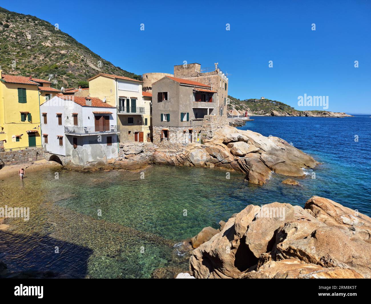 Landschaftsblick auf den Saraceno Beach auf Giglio Island. Toskana, Italien Stockfoto