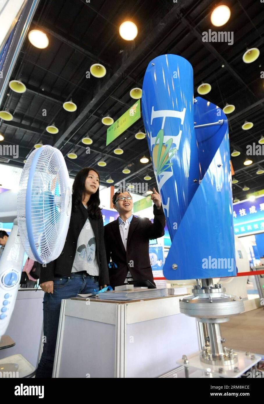 Visiors view a wind driven generator for household at an exhibition on science and technology cooperation in Yangzhou, east China s Jiangsu Province, April 18, 2014. The exhibition, held here on Friday, showcased technological achievements of intelligent equipment, energy-saving device, new materials and auto parts. (Xinhua/Zhuang Wenbin) (hdt) CHINA-JIANGSU-YANGZHOU-SCIENCE-COOPERATION-EXHIBITION (CN) PUBLICATIONxNOTxINxCHN   Visior View a Wind Driven Generator for House AT to Exhibition ON Science and Technology Cooperation in Yang Zhou East China S Jiangsu Province April 18 2014 The Exhibit Stockfoto