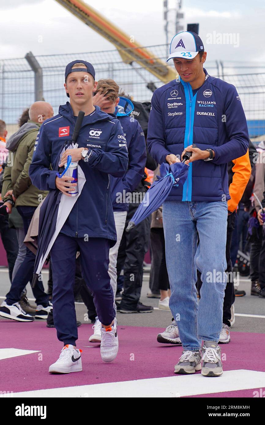Zandvoort, Niederlande. 27. Aug. 2023.Alex Albon 23 (GBR), Williams FW45 und Liam Lawson 40 (NZ), Red Bull RB-19 Fahrerparade während der FORMEL 1 HEINEKEN DUTCH GRAND PRIX 2023 beim CM.com Circuit Zandvoort, Niederlande am 27. August 2023 Credit: Every Second Media/Alamy Live News Stockfoto