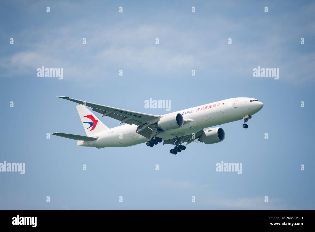 30.07.2023, Singapur, Republik Singapur, Asien - Ein Frachtflugzeug der Boeing 777-200F, das von China Cargo Airlines betrieben wird, landet am Flughafen Changi. Stockfoto