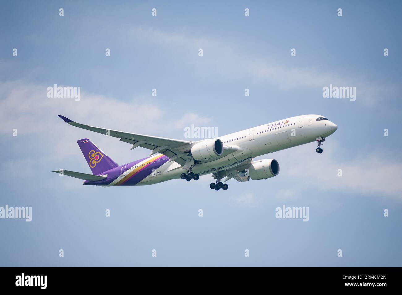 30.07.2023, Singapur, Republik Singapur, Asien - Thai Airways Airbus A350-900 Passagierflugzeug mit der Registrierung HS-THG erreicht den Flughafen Changi. Stockfoto