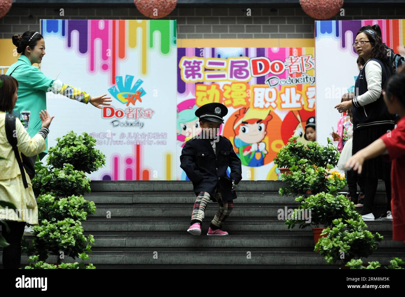 Ein Junge kleidet sich während der Kinderuniformshow als Polizist im Rahmen eines Career Day in Hangzhou, ostchinesische Provinz Zhejiang, 19. April 2014. (Xinhua/Ju Huanzong) (wf) CHINA-HANGZHOU-CHILDREN-SHOW (CN) PUBLICATIONxNOTxINxCHN A Boy kleidet sich als Polizist während der Children S Uniform Show als Teil eines Career Day in Hangzhou East China S Zhejiang Province 19. April 2014 XINHANGHUA JU WF China Children Show CN PUBLICATINxCHN Stockfoto