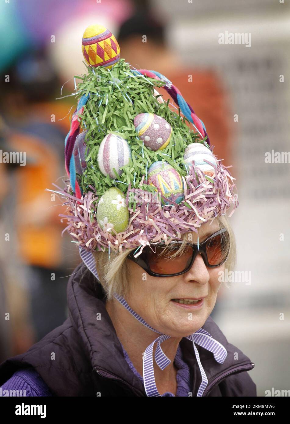 VANCOUVER, 20. April 2014 - Eine Bewohnerin nimmt an der Osterparade mit ihrem dekorierten Hut während der Osterveranstaltung in Delta, Kanada, am 20. April 2014 Teil. Die Menschen nehmen an der jährlichen Osterparade und der Eierjagd Teil, um Ostern im Delta zu feiern. (Xinhua/Liang Sen)(ctt) CANADA-VANCOUVER-EASTER PUBLICATIONxNOTxINxCHN Vancouver 20. April 2014 eine Bewohnerin schließt sich der Osterparade an, die während des Osterereignisses in Delta Canada am 20. April 2014 gefeiert wird Osterspaziergänge Stockfoto