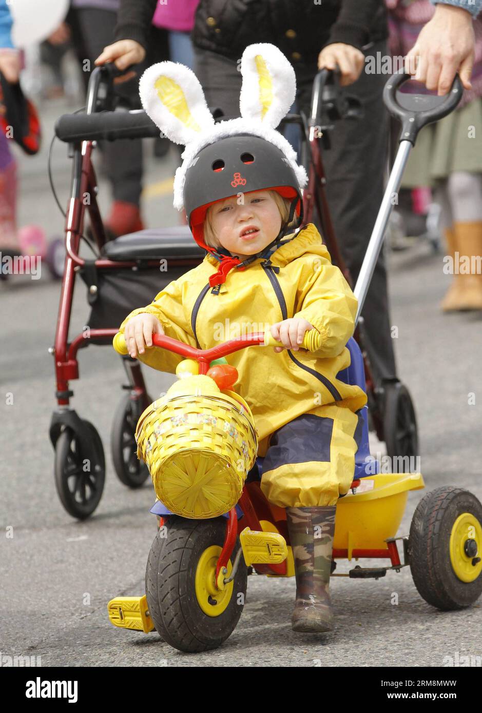 VANCOUVER, 20. April 2014 - Ein Kind nimmt an der Osterparade während der Osterveranstaltung in Delta, Kanada, am 20. April 2014 Teil. Die Menschen nehmen an der jährlichen Osterparade und der Eierjagd Teil, um Ostern im Delta zu feiern. (Xinhua/Liang Sen)(ctt) CANADA-VANCOUVER-EASTER PUBLICATIONxNOTxINxCHN Vancouver 20. April 2014 ein Kind nimmt an der Osterparade während des Osterereignisses in Delta Canada Teil 20. April 2014 Prominente nehmen an der jährlichen Osterparade und der Eierjagd Teil, um das Ostern in Delta XINHUA zu feiern Liang Sen CTT Canada Vancouver Easter PUBLICATINxTCHN Stockfoto
