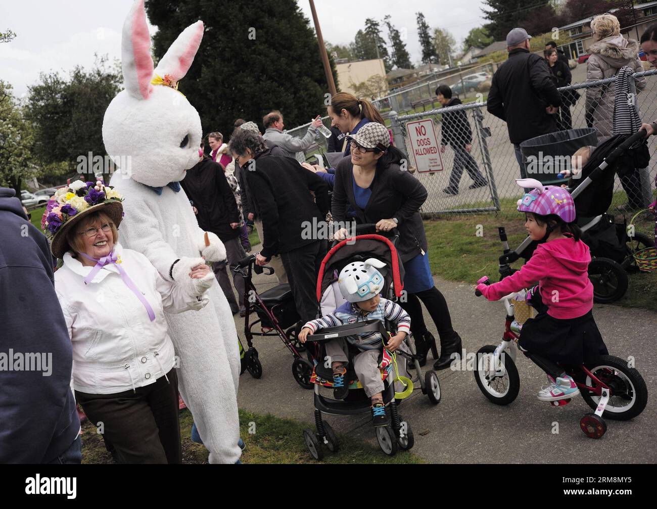 VANCOUVER, 20. April 2014 - Ein Hasenmaskottchen nimmt an der Osterparade während der Osterveranstaltung in Delta, Kanada, am 20. April 2014 Teil. Die Menschen nehmen an der jährlichen Osterparade und der Eierjagd Teil, um Ostern im Delta zu feiern. (Xinhua/Liang Sen)(ctt) CANADA-VANCOUVER-EASTER PUBLICATIONxNOTxINxCHN Vancouver 20. April 2014 ein Hasenmaskottchen nimmt an der Osterparade im Delta Canada Teil 20. April 2014 Prominente nehmen an der jährlichen Osterparade und der Eierjagd Teil, um die Osterparade im Delta XINHUA zu feiern Liang Sen CTT Canada Vancouver Easter PUBLxATCHIxN Stockfoto