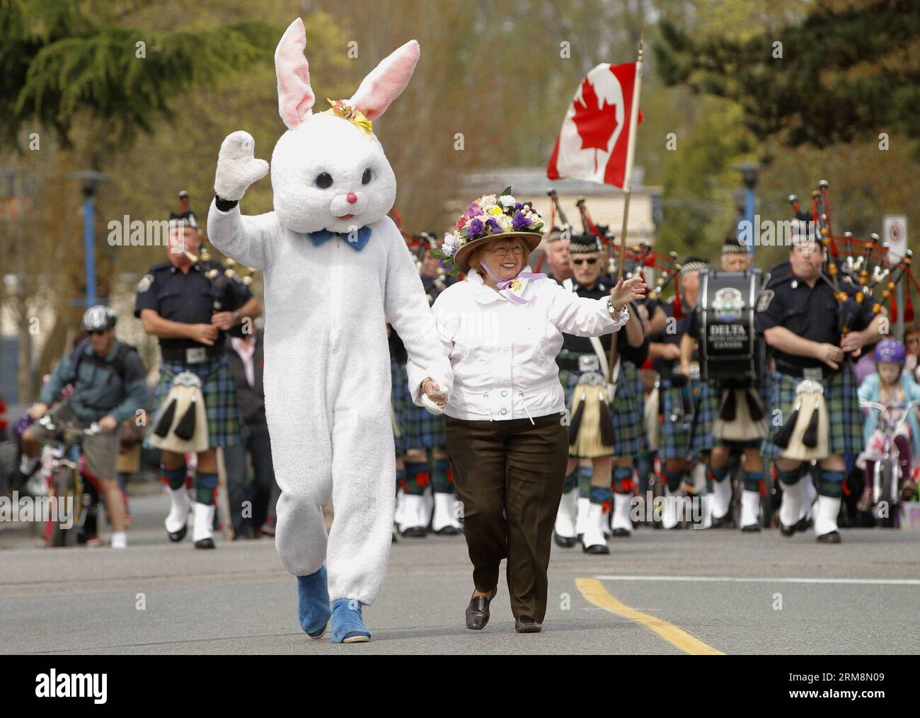 VANCOUVER, 20. April 2014 - Ein Hasenmaskottchen nimmt an der Osterparade während der Osterveranstaltung in Delta, Kanada, am 20. April 2014 Teil. Die Menschen nehmen an der jährlichen Osterparade und der Eierjagd Teil, um Ostern im Delta zu feiern. (Xinhua/Liang Sen)(ctt) CANADA-VANCOUVER-EASTER PUBLICATIONxNOTxINxCHN Vancouver 20. April 2014 ein Hasenmaskottchen nimmt an der Osterparade im Delta Canada Teil 20. April 2014 Prominente nehmen an der jährlichen Osterparade und der Eierjagd Teil, um die Osterparade im Delta XINHUA zu feiern Liang Sen CTT Canada Vancouver Easter PUBLxATCHIxN Stockfoto