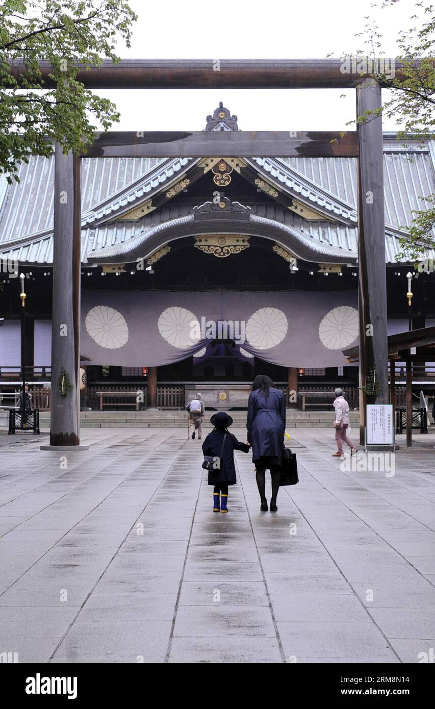 (140421) -- TOKYO, April 21, 2014 (Xinhua) -- A woman makes a bow to the front building of Yasukuni Shrine with her child in Tokyo, Japan, April 21, 2014. The shrine s annual spring festival is held for 3 days from Monday. (Xinhua/Stinger) JAPAN-TOKYO-YASUKUNI SHRINE-SPRING FESTIVAL PUBLICATIONxNOTxINxCHN   Tokyo April 21 2014 XINHUA a Woman makes a Bow to The Front Building of Yasukuni Shrine With her Child in Tokyo Japan April 21 2014 The Shrine S Annual Spring Festival IS Hero for 3 Days from Monday XINHUA Stinger Japan Tokyo Yasukuni Shrine Spring Festival PUBLICATIONxNOTxINxCHN Stockfoto