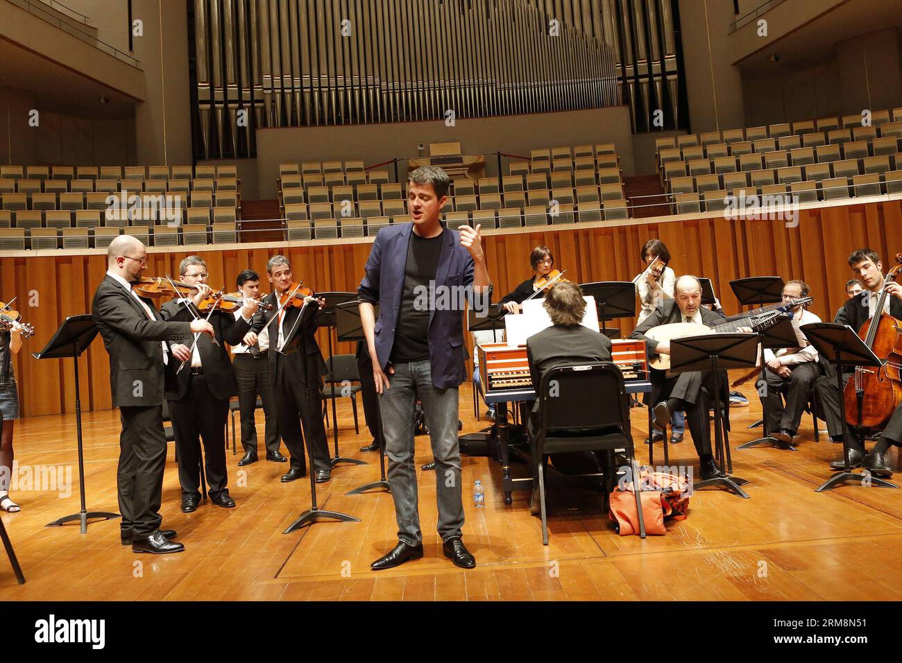 (140421) -- PEKING, 21. April 2014 (Xinhua) -- Philippe Jaroussky (C-Front), französischer Countertenor-Sänger, Proben am National Grand Theater in Peking, Hauptstadt Chinas, 21. April 2014. Das Philippe Jaroussky and Venice Baroque Orchestra Concert am Montag war Philippe’ Debüt in China. Ein Countertenor ist eine Art klassischer männlicher Singstimme, deren Stimmumfang dem des weiblichen Soprans, der Mezzosopranstimme, entspricht. (Xinhua/Zhang Yuwei) (zwy) CHINA-PEKING-PHILIPPE JAROUSSKY-DEBÜT IN CHINA(CN) PUBLICATIONxNOTxINxCHN Peking 21. April 2014 XINHUA Philippe Jaroussky C F Stockfoto