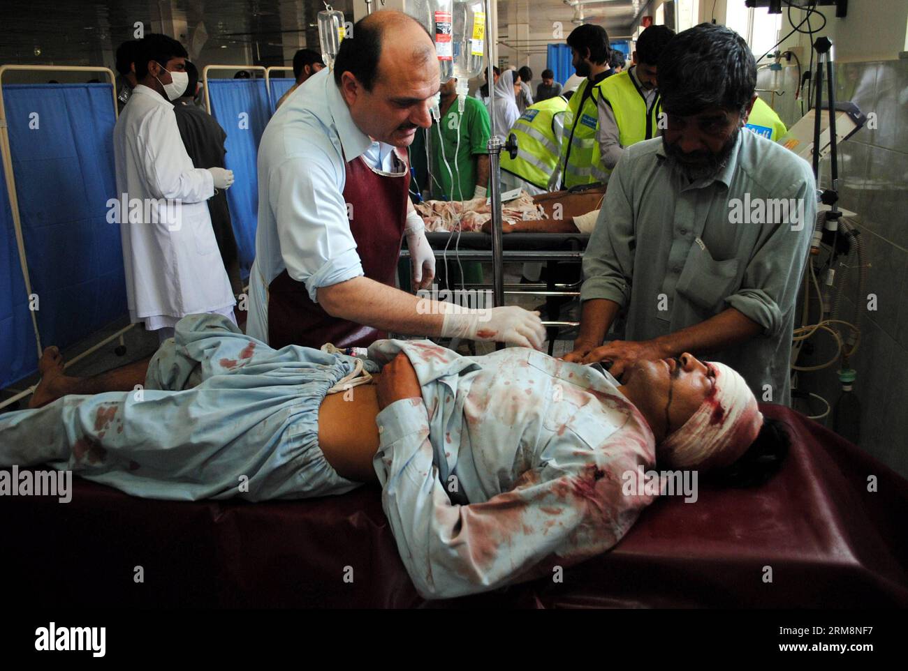 (140422) -- PESHAWAR, 22. April 2014 (Xinhua) -- ein verletzter Mann erhält medizinische Behandlung in einem Krankenhaus im nordwestlichen pakistanischen Peshawar am 22. April 2014. Mindestens vier Menschen wurden getötet und 33 weitere verletzt, als am Dienstagmorgen eine Bombe in der Nähe eines Polizeifahrzeugs im nordwestlichen Charsadda-Bezirk in Pakistan explodierte, berichteten lokale Medien. (Xinhua/Umar Qayyjm) PAKISTAN-CHARSADDA-BLAST PUBLICATIONxNOTxINxCHN Peshawar 22. April 2014 XINHUA to Compled man erhält medizinische Behandlung IN einem Krankenhaus im Nordwesten Pakistans S Peshawar AM 22. April 2014 wurden mindestens vier Prominente GETÖTET und 33 weitere I Stockfoto