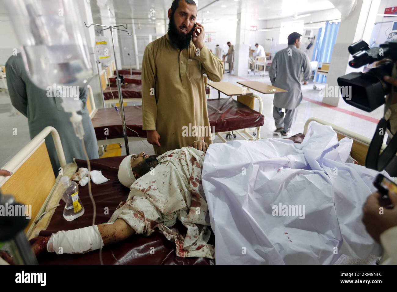 (140422) -- PESHAWAR, 22. April 2014 (Xinhua) -- ein verletzter Mann erhält medizinische Behandlung in einem Krankenhaus im nordwestlichen pakistanischen Peshawar am 22. April 2014. Mindestens vier Menschen wurden getötet und 33 weitere verletzt, als am Dienstagmorgen eine Bombe in der Nähe eines Polizeifahrzeugs im nordwestlichen Charsadda-Bezirk in Pakistan explodierte, berichteten lokale Medien. (Xinhua/Umar Qayyjm) PAKISTAN-CHARSADDA-BLAST PUBLICATIONxNOTxINxCHN Peshawar 22. April 2014 XINHUA to Compled man erhält medizinische Behandlung IN einem Krankenhaus im Nordwesten Pakistans S Peshawar AM 22. April 2014 wurden mindestens vier Prominente GETÖTET und 33 weitere I Stockfoto