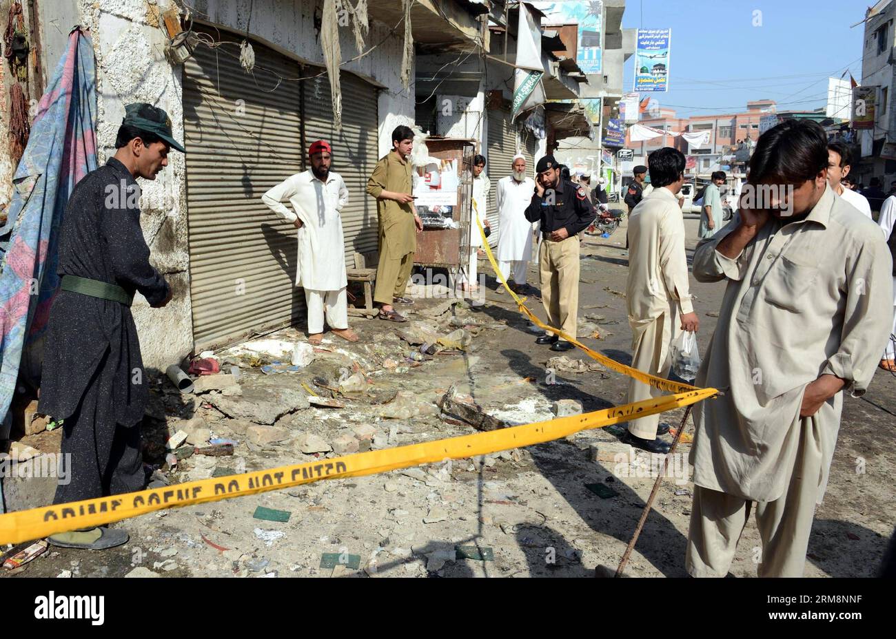 (140422) -- CHARSADDA, 22. April 2014 (Xinhua) -- pakistanische Beamte inspizieren am 22. April 2014 die Sprengstelle in Charsadda im Nordwesten Pakistans. Mindestens vier Menschen wurden getötet und 33 weitere verletzt, als am Dienstagmorgen eine Bombe in der Nähe eines Polizeifahrzeugs im nordwestlichen Charsadda-Bezirk in Pakistan explodierte, berichteten lokale Medien. (Xinhua/Ahmad Sidique) PAKISTAN -CHARSADDA-ATTACK PUBLICATIONxNOTxINxCHN Charsfield Adda 22. April 2014 XINHUA pakistanische Beamte inspizieren die Sprengstelle im Nordwesten Pakistans S Charsfield Adda AM 22. April 2014 wurden mindestens vier Prominente GETÖTET und 33 weitere verletzt Stockfoto