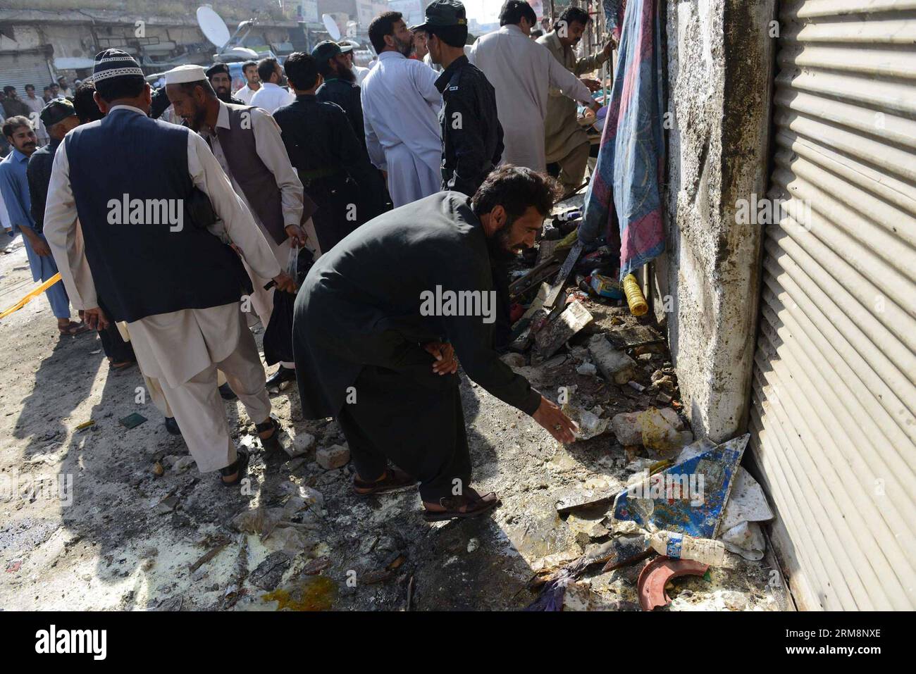 (140422) -- CHARSADDA, 22. April 2014 (Xinhua) -- pakistanische Beamte inspizieren am 22. April 2014 die Sprengstelle in Charsadda im Nordwesten Pakistans. Mindestens vier Menschen wurden getötet und 33 weitere verletzt, als am Dienstagmorgen eine Bombe in der Nähe eines Polizeifahrzeugs im nordwestlichen Charsadda-Bezirk in Pakistan explodierte, berichteten lokale Medien. (Xinhua/Ahmad Sidique) PAKISTAN -CHARSADDA-ATTACK PUBLICATIONxNOTxINxCHN Charsfield Adda 22. April 2014 XINHUA pakistanische Beamte inspizieren die Sprengstelle im Nordwesten Pakistans S Charsfield Adda AM 22. April 2014 wurden mindestens vier Prominente GETÖTET und 33 weitere verletzt Stockfoto