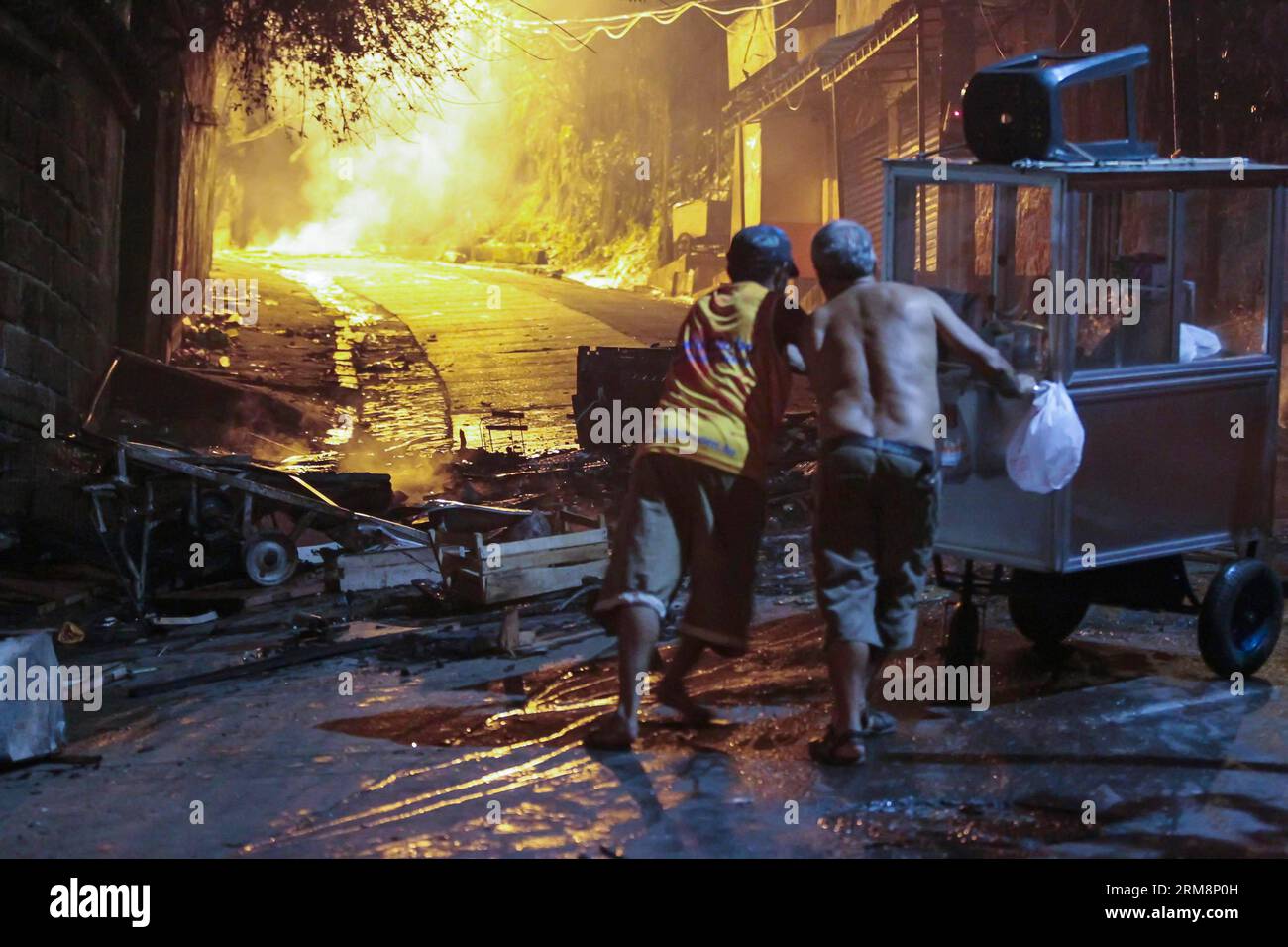 (140422) -- RIO DE JANEIRO, 22. April 2014 (Xinhua) -- die Bewohner nehmen am 22. April 2014 an einem Zusammenstoß mit Sicherheitselementen Teil, nachdem die Leiche eines Tänzers einer Fernsehsendung in einer Schule im Slum Pavao-Pavaozinho in der südlichen Zone von Rio de Janeiro, Brasilien, gefunden wurde. Der Tänzer wurde angeblich während einer Polizeioperation gegen eine Gruppe von Drogenhändlern getötet, die in der Zone operierten. (Xinhua/Paulo Campos/Agencia O Dia/Agencia Estado) BRASILIEN AUS BRASILIEN-RIO DE JANEIRO-SOCIETY-PROTEST PUBLICATIONxNOTxINxCHN Rio de Janeiro 22. April 2014 XINHUA-Bewohner nehmen an einem Kampf A Teil Stockfoto