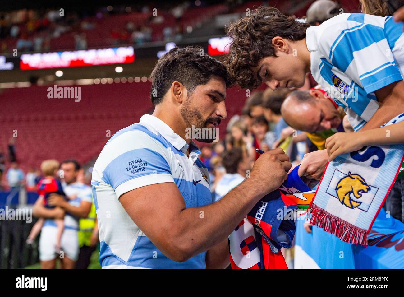 Madrid, Spanien. 26. August 2023. Rodrigo Bruni (Argentinien) trifft die Fans am Ende des Rugby-Spiels zwischen den Nationalmannschaften Spaniens und Argentiniens (los Pumas), das im Estadio Civitas Metropolitano ausgetragen wurde. (Foto: Alberto Gardin/SOPA Images/SIPA USA) Credit: SIPA USA/Alamy Live News Stockfoto