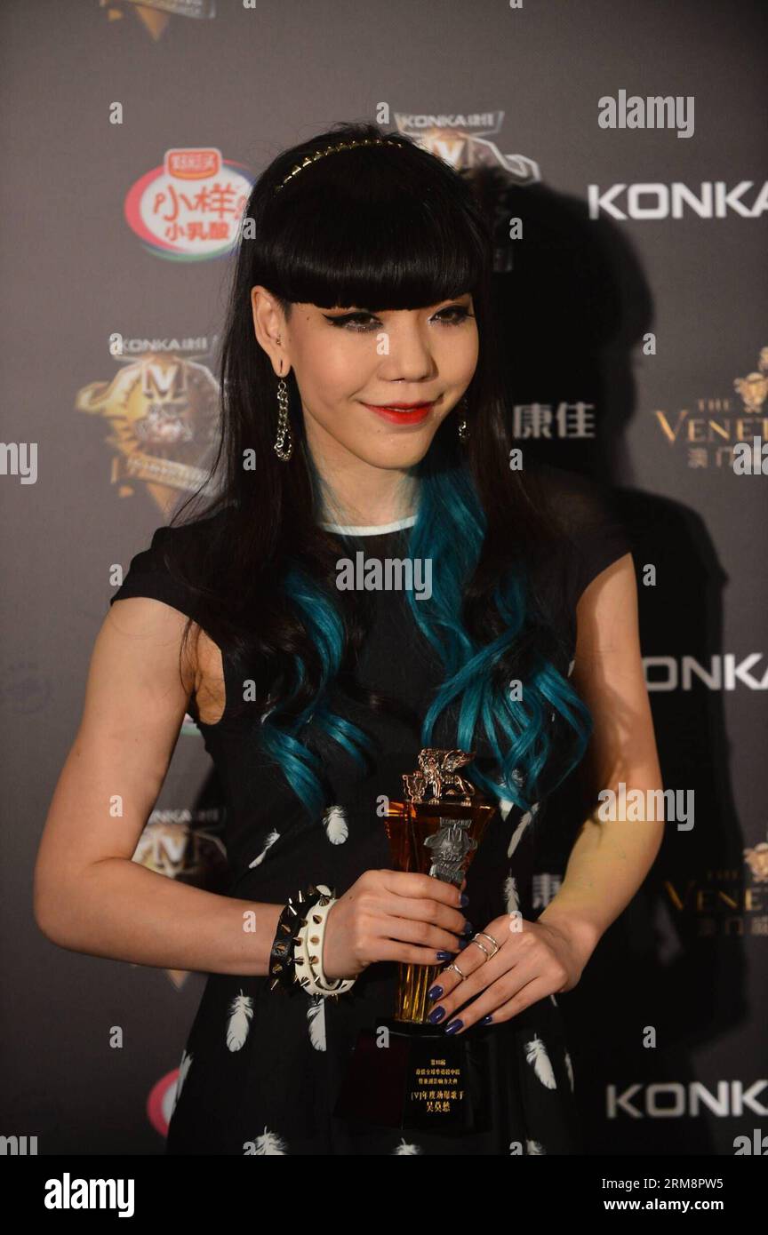 MACAO, 23. April 2014 (Xinhua) – Sänger Wu Mochou nimmt am 23. April 2014 an den 18. China Music Awards (CMA) und der Asian Influential Awards Ceremony in Macao, Südchina, Teil. (Xinhua/Cheong kam Ka) (wyo) CHINA-MACAO-18th CMA (CN) PUBLICATIONxNOTxINxCHN Macao 23. April 2014 XINHUA Singer Wu Mochou nimmt an der 18. China Music Awards CMA und Asian Influential Awards Ceremony Ceremony in Macao South China am 23. April 2014 Teil XINHUA Cheong kam Ka China PICATINXBLINXBLICXTICXTICNCHNNCHA Stockfoto
