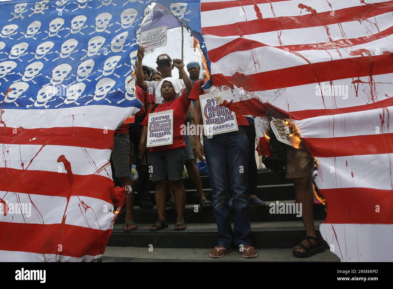 (140425) -- MANILA, 25. April 2014 (Xinhua) -- Aktivisten verbrennen während einer Protestkundgebung in Manila auf den Philippinen am 25. April 2014 eine falsche US-Flagge. Die Demonstranten verurteilen den bevorstehenden Staatsbesuch von US-Präsident Barack Obama, um Zeuge der Unterzeichnung des Abkommens über verstärkte Verteidigungszusammenarbeit zu werden, das US-Militärbasen in das Land zurückbringen würde. (Xinhua/Rouelle Umali) PHILIPPINEN-MANILA-OBAMA-RALLY PUBLICATIONxNOTxINxCHN MANILA April 25 2014 XINHUA-Aktivisten verbrennen eine falsche U S-Flagge während einer Protestveranstaltung in Manila auf den Philippinen AM 25 2014. April verurteilen die Demonstranten die bevorstehenden S Stockfoto