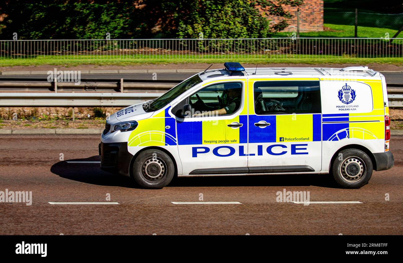 Dundee, Tayside, Schottland, Vereinigtes Königreich. 27. August 2023. Wetter in Großbritannien: Das Feiertagswochenende bringt warmen, hellen Sonnenschein mit Hochs um die 22°C. Polizeibeamte von Police Scotland erfüllen ihre sonntäglichen Aufgaben, während sie durch Dundees Kingsway West Dual Away fahren. Statistiken deuten darauf hin, dass Dundee bis heute die höchste Kriminalitätsrate in Schottland hat. Quelle: Dundee Photographics/Alamy Live News Stockfoto