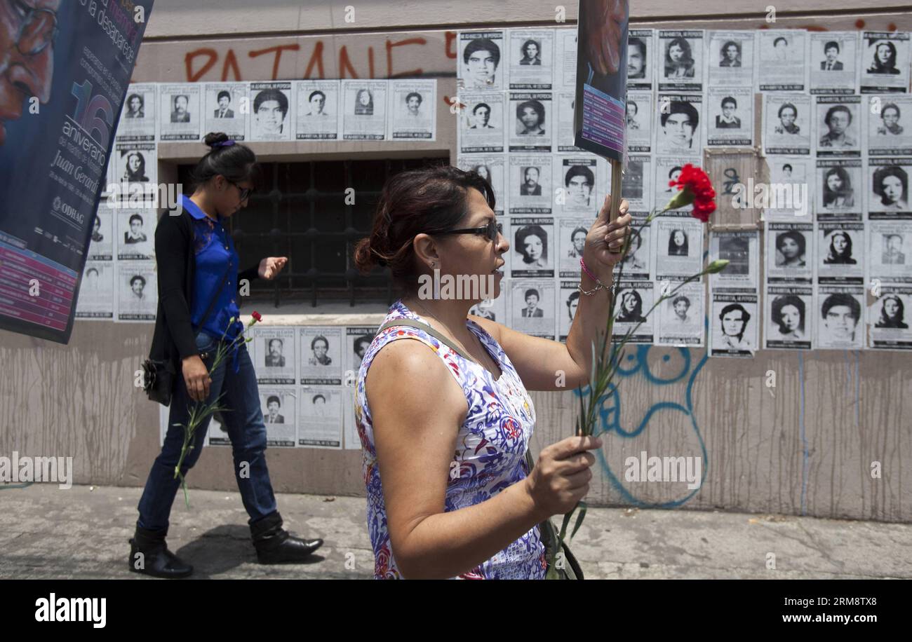 (140427) -- GUATEMALA, 26. April 2014 (Xinhua) -- Eine Frau nimmt an einem märz Teil, um des 16. Jahrestages der Ermordung von Bischof Juan Jose Gerardi in Guatemala, der Hauptstadt von Guatemala, am 26. April 2014 zu gedenken. Gerardi wurde am 26. April 1998 im Pfarrhaus von San Sebastian getötet, zwei Tage nachdem er das Militär angeprangert hatte, das für die meisten der 200.000 Todesfälle während des 36-jährigen Bürgerkriegs der zentralamerikanischen Nation verantwortlich war. (Xinhua/Luis Echeverria) (dzl) GUATEMALA-GESELLSCHAFT-GEDENKEN PUBLICATIONxNOTxINxCHN Guatemala April 26 2014 XINHUA eine Frau nimmt an einem Marsch zum Gedenken an die 16 Stockfoto