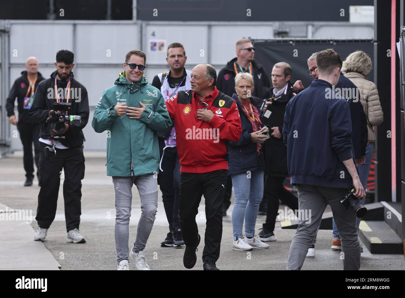 Zandvoort, Niederlande 27.08.2023, VANDOORNE Stoffel (bel), Reservefahrer des Aston Martin F1 Teams, Portrait VASSEUR Frederic (fra), Teamchef und General Manager der Scuderia Ferrari, Portrait während des Großen Preises von Heineken in den Niederlanden 2023, 13. Runde der Formel-1-Weltmeisterschaft 2023 vom 25. Bis 28. August, 2023 on the Zandvoort Circuit, in Zandvoort, Niederlande Credit: Independent Photo Agency/Alamy Live News Stockfoto