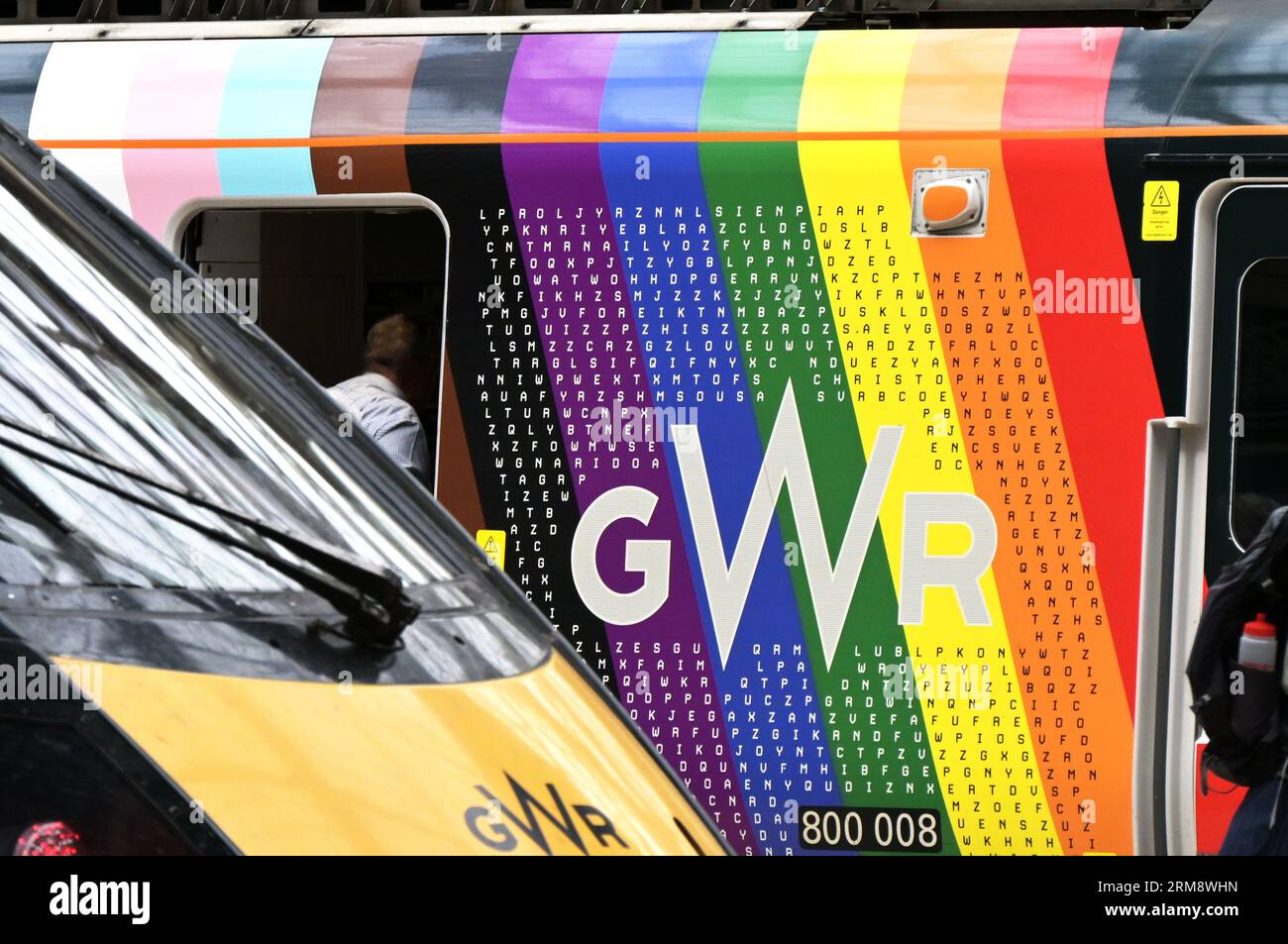 London, UK - 24. August 2023: Logo auf der Seite eines Zuges, der von der Great Western Railway betrieben wird, in Regenbogenfarben bemalt, um den Gay Pride zu feiern Stockfoto