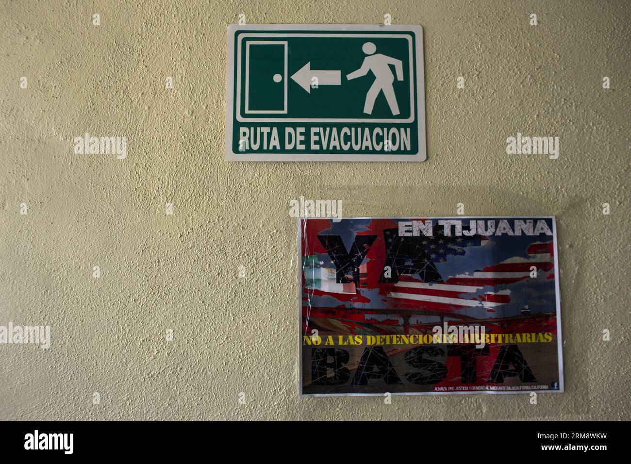 Ein Schild mit Anhängern von Migranten-Parolen ist an der Wand während der Feierlichkeiten zum 27. Jahrestag des Hauses des Migranten Scalabrini in Tijuana, nordwestlich von Mexiko, am 27. April 2014 erhalten geblieben. Das Scalabrini Center (Haus der Migranten) wurde 1987 gegründet, um Tausenden von Migranten, illegalen Arbeitern und deportierten Menschen in der Stadt Tijuana zu helfen, die mehr als 220.000 Migranten Hilfe angeboten hat. (Xinhua/Guillermo Arias) (jp) (ah) MEXIKO-TIJUANA-GESELLSCHAFT-MIGRATION PUBLICATIONxNOTxINxCHN ein Zeichen mit den Parolen für Immigranten bleibt während der Feier des 27. Jahrestages der H AN der Mauer Stockfoto