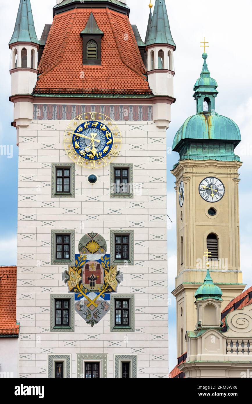 Uhrturm des Alten Rathauses in München, Bayern, Deutschland. Es ist ein Wahrzeichen Münchens am Marienplatz. Details des gotischen Gebäudes Stockfoto