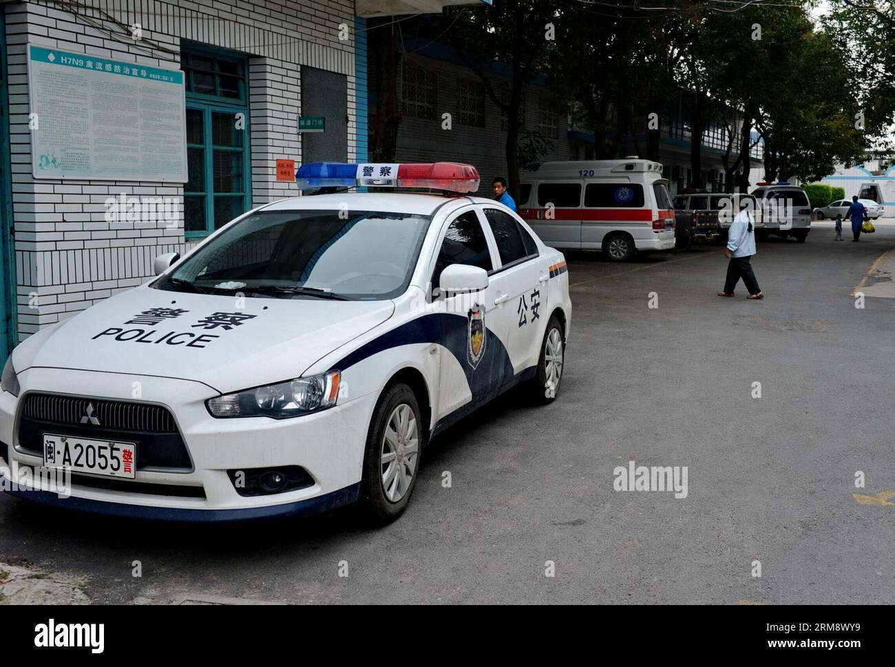 (140428) -- MINHOU, 28. April 2014 (Xinhua) -- Ein Polizeiparkplatz im Volkskrankenhaus Nr. 2 des Countys Minhou, wo verletzte Fußgänger behandelt werden, in Fuzhou, südöstliche Provinz Fujian, 28. April 2014. Sechs Menschen wurden getötet, als ein Auto eine Gruppe von Fußgängern in Fuzhou am Montag traf, sagte die örtliche Polizei. Und 13 weitere wurden verletzt. Die Opfer stammten meist aus einer nahegelegenen Grundschule und Familienmitgliedern, die sie zum Mittagessen abholten. Das Fahrzeug pflügte in die Menge, bevor es etwa zwei Kilometer lang mit anderen Autos kollidierte, bevor es schließlich von der Polizei angehalten wurde. Der Fahrer bleibt Stockfoto