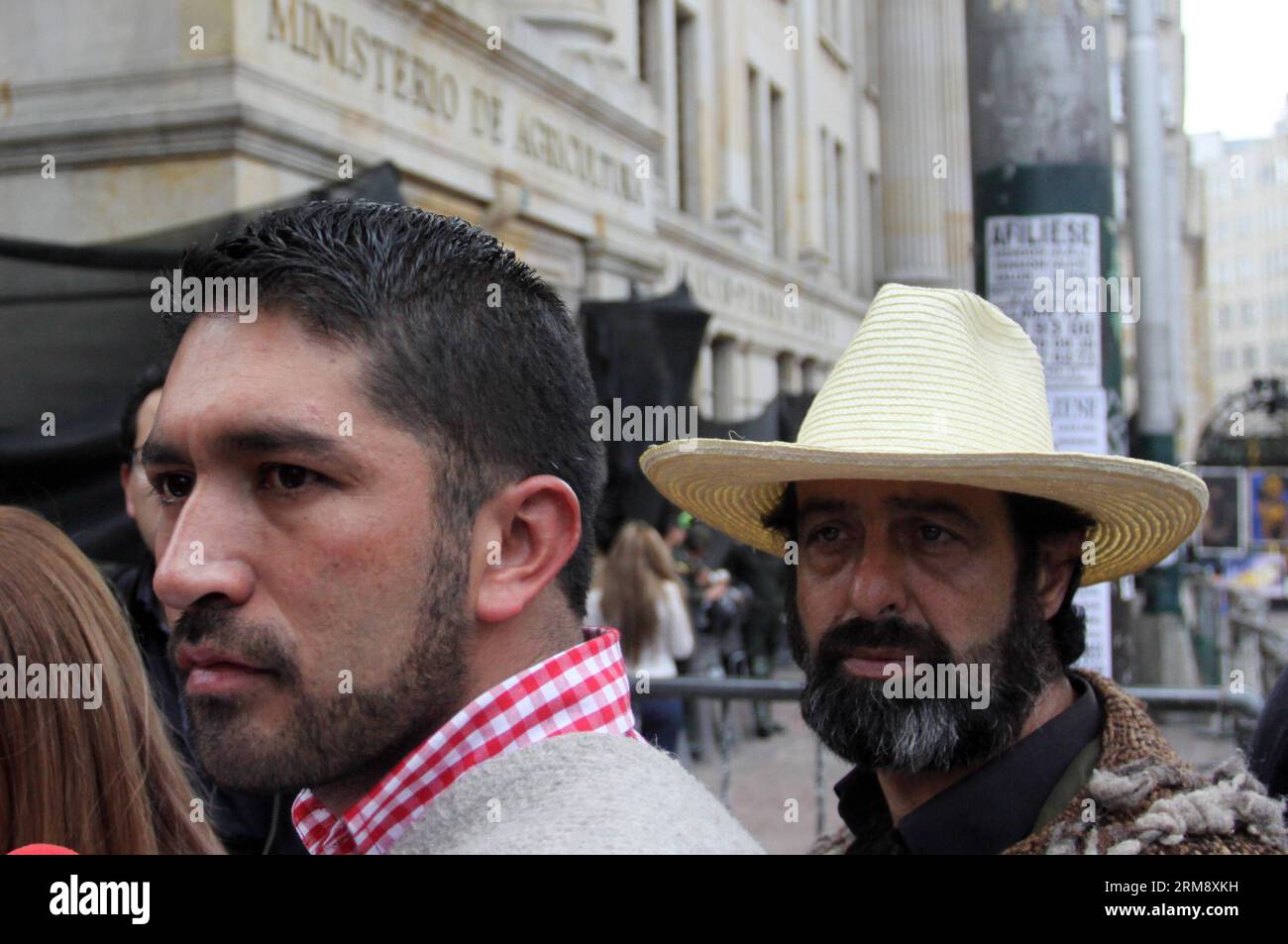 BOGOTA, 28. April 2014 (Xinhua) -- der kolumbianische Landwirtschaftsführer Cesar Pachon (L) kommt im Landwirtschaftsministerium an, um mit der Regierung über den Landwirtschaftsstreik in Bogota, Kolumbien, am 28. April 2014 zu sprechen. Die kolumbianischen Landwirte haben am Montag einen landesweiten Protest gegen die Nichterfüllung der im vergangenen Jahr eingegangenen Verpflichtungen der Regierung zur Gewährung von Subventionen für Kleinbauern eingeleitet. (Xinhua/COLPRENSA)(zhf) OBLIGATORISCHE GUTSCHRIFT KEIN ARCHIV-KEINE VERKÄUFE REDAKTIONELLE VERWENDUNG NUR KOLUMBIEN AUS KOLUMBIEN-GESELLSCHAFT-LANDWIRT-PROTEST PUBLICATIONxNOTxINxCHN Bogota April 28 2014 XINHUA kolumbianischer Farmer Leader Cesar l Stockfoto