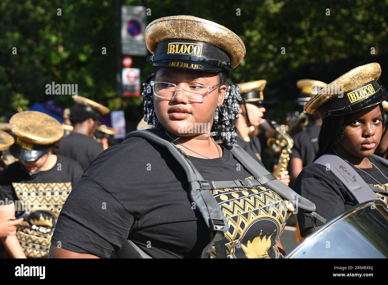 London, Großbritannien. Am 29 2023. August ziehen die Notting Hill Carnival 2022 ausgeklügelte Wagen und verkleidete Künstler bei der Karnevalsparade durch die Straßen, tanzen zu Stahlbands und Kalypso-Musik, und besuchen Sie die verlockenden Imbissstände entlang der Route und eine sehr friedliche Gemeinschaft für alle. Kredit: Siehe Li/Picture Capital/Alamy Live News Stockfoto