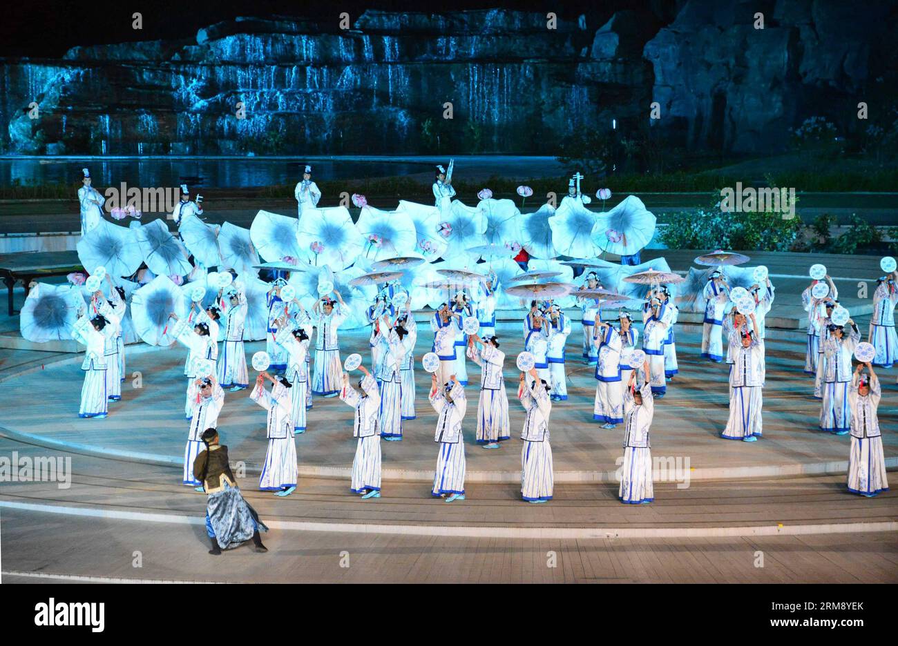 (140430) -- CHENGDE, 29. April 2014 (Xinhua) -- Schauspieler führen die große Live-Show Kangxi Ceremony in Chengde, nordchinesische Provinz Hebei, am 29. April 2014 auf. Die 2011 uraufgeführte Show zeigt die Geschichten von Kangxi (1654–1722), dem vierten Kaiser der chinesischen Qing-Dynastie (1644–1911). Während der Regierungszeit von Kangxi erlebte China eine blühende und lebhafte Ära. (Xinhua/Xian Lidong) (zgp) CHINA-HEBEI-CHENGDE-KANGXI CEREMONY-SHOW (CN) PUBLICATIONXNOTXINXCHN Chengde April 29 2014 XINHUA-Schauspieler führen die große Live-Show-Zeremonie in der Stadt Chengde Nordchina in der Provinz Hebei im April auf Stockfoto