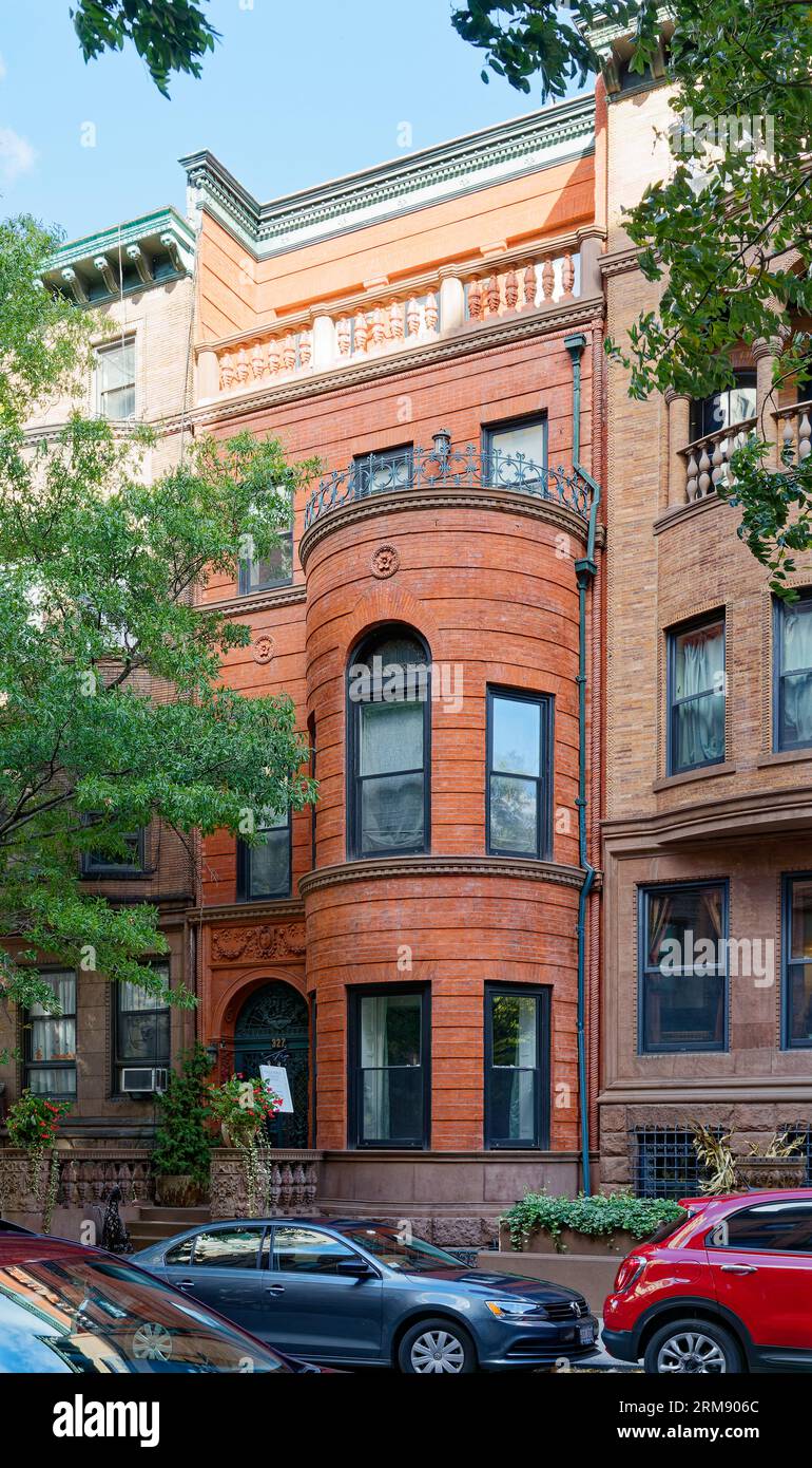 Upper West Side: Trommelförmige Zimmer stammen aus der rot-orangen Ziegelsteinfassade der 327 West 76th Street, einem Einfamilienhaus. Stockfoto