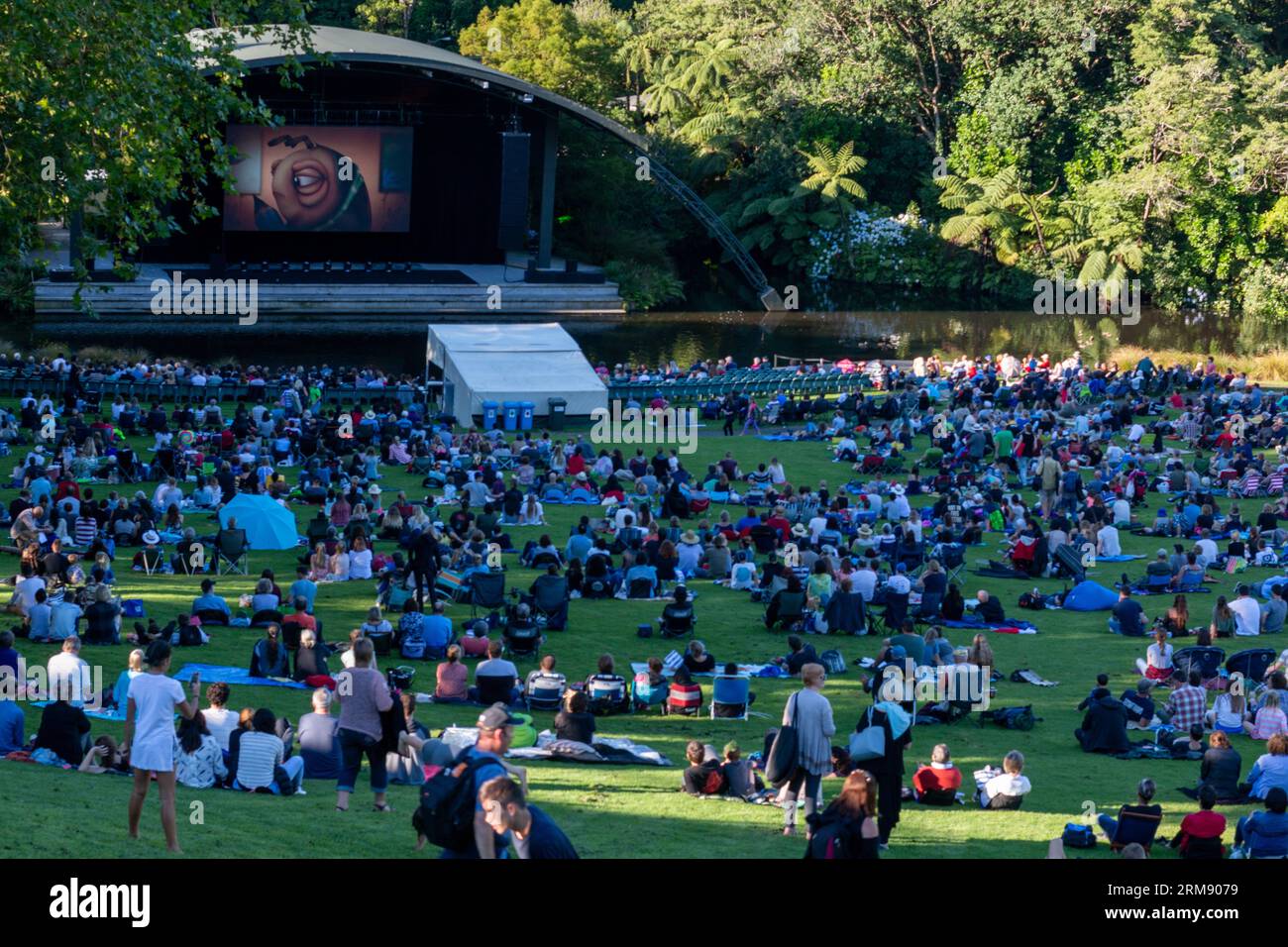 New Plymouth, Neuseeland - 18. Februar 2017: Eine Menschenmenge versammelte sich beim Bowl of Brooklands zum Open Air Tropfest NZ Kurzfilmfestival Stockfoto