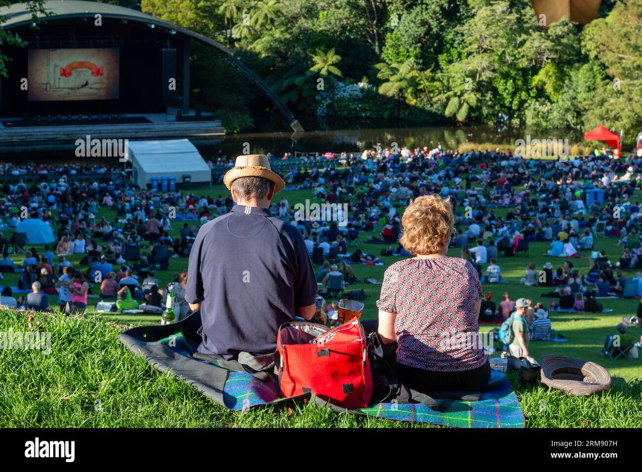 New Plymouth, Neuseeland - 18. Februar 2017: Eine Menschenmenge versammelte sich beim Bowl of Brooklands zum Open Air Tropfest NZ Kurzfilmfestival Stockfoto